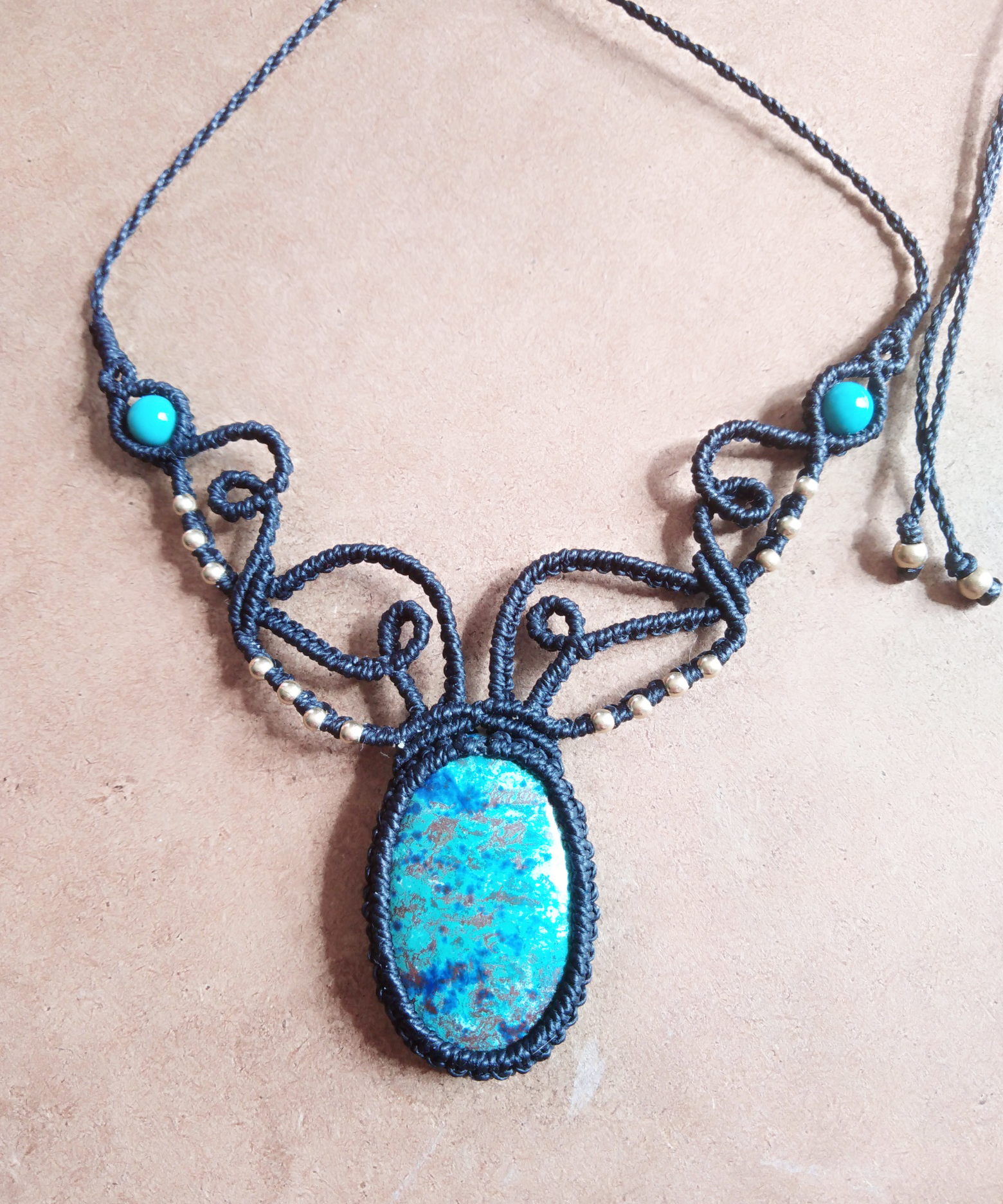 Des bijoux artisanaux avec des fils et des pierres Des bijoux artisanaux avec des fils et des pierres