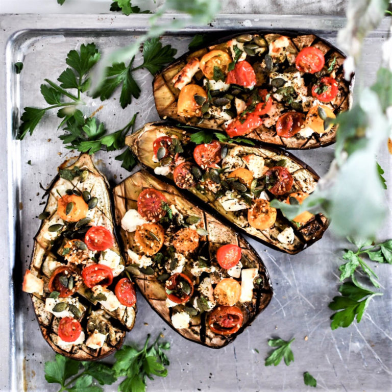 Aubergines  rôties à la fêta et aux tomates cerises