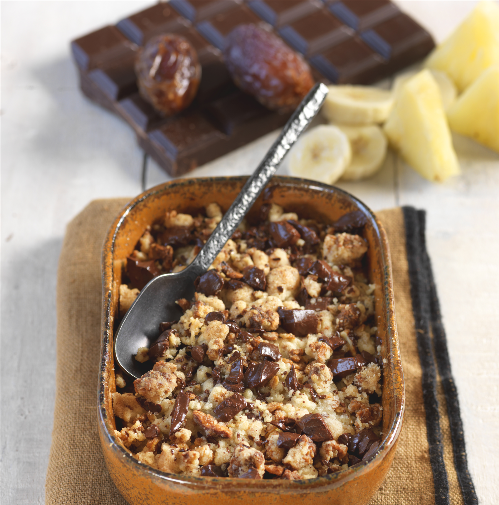 Crumble ananas, bananes, dattes, muesli & pépites de chocolat Crumble ananas, bananes, dattes, muesli & pépites de chocolat