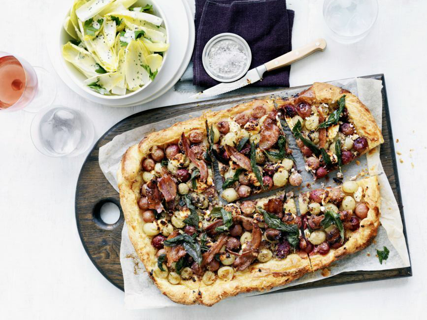 Pizza au chèvre, lard et raisins frais