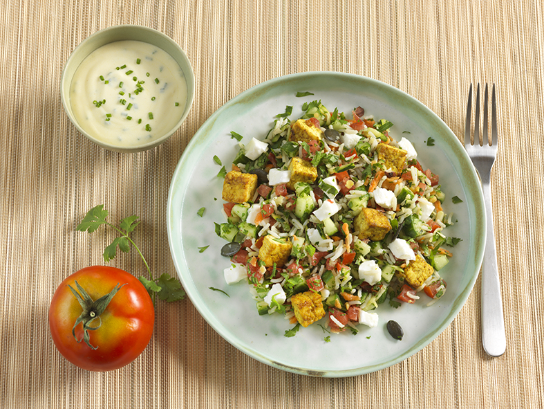 Salade méli-mélo riz, lentilles et noisettes, tofu et légumes de saison Salade méli-mélo riz, lentilles et noisettes, tofu et légumes de saison
