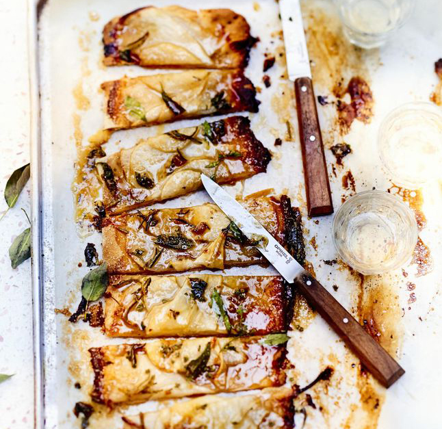 Tarte fine aux poires,  basilic  et romarin