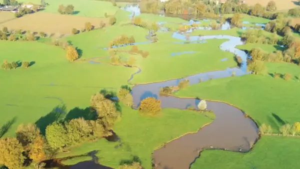 Séance de dédicace par Jean-Marie Bonnet, écrivain local, pour son livre sur la Sèvre Nantaise Séance de dédicace par Jean-Marie Bonnet, écrivain local, pour son livre sur la Sèvre Nantaise