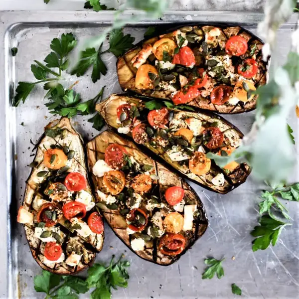 Aubergines  rôties à la fêta et aux tomates cerises