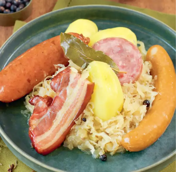Choucroute à la bière rousse et assortiment de charcuteries