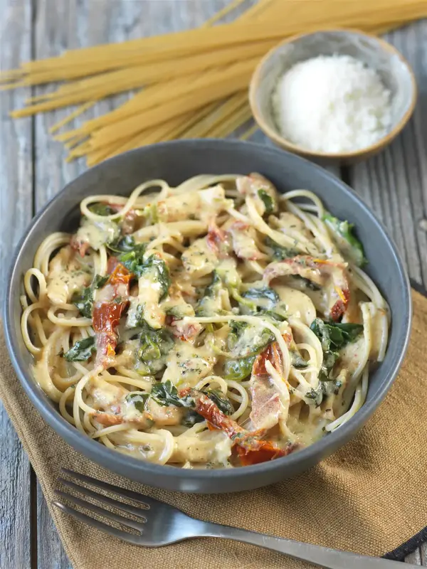 Poulet crémeux au parmesan,  épinards et tomates séchées