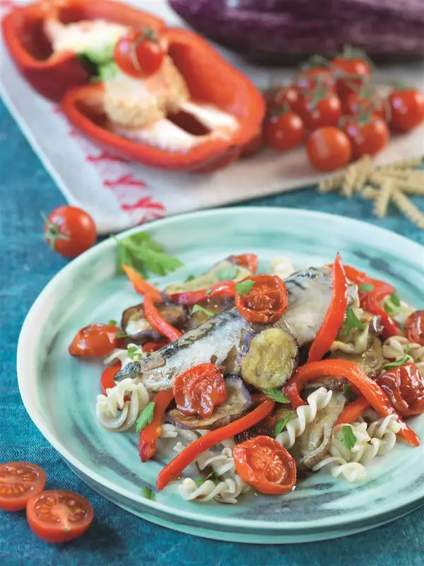 Salade de légumes grillés, tomates confites et maquereaux