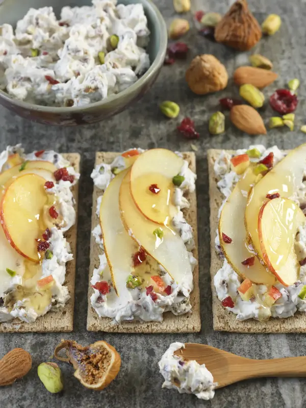 Tartines craquantes châtaigne  au chèvre et aux fruits secs