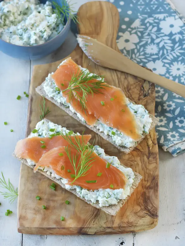 Tartines au  fromage cottage maison et à la  truite fumée : recette à petit prix !