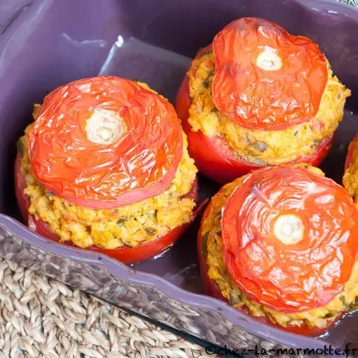 Tomates farcies végétariennes aux lentilles corail et noix de coco
