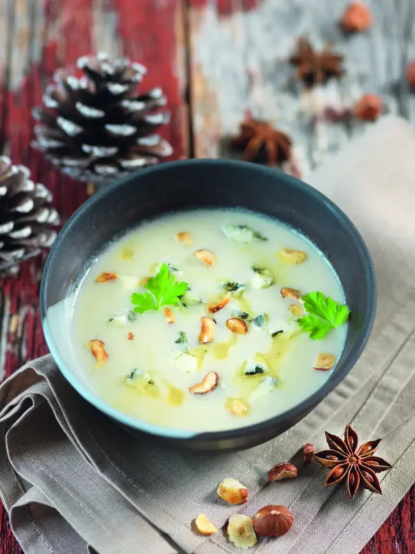 Velouté de topinambours  au roquefort et  aux noisettes